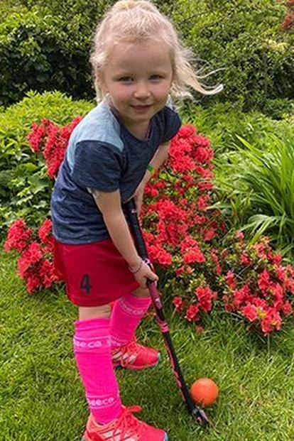 Hockeyfieber: Die 5-jährige Lilly ist ihrem Idol Timur Oruz dicht auf den Fersen