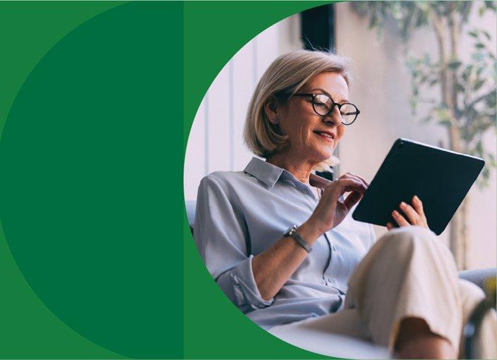 Una persona con aspecto profesional está mirando algo en un dispositivo inteligente.