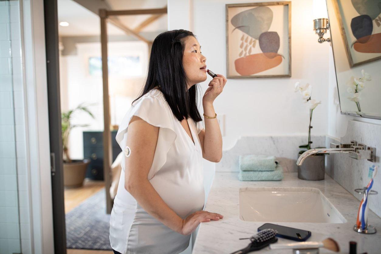 A woman uses Dexcom CGM during pregnancy