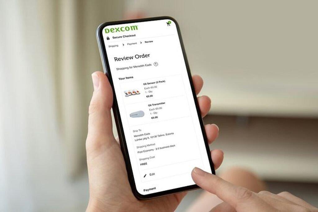 Osoba koja drži telefon