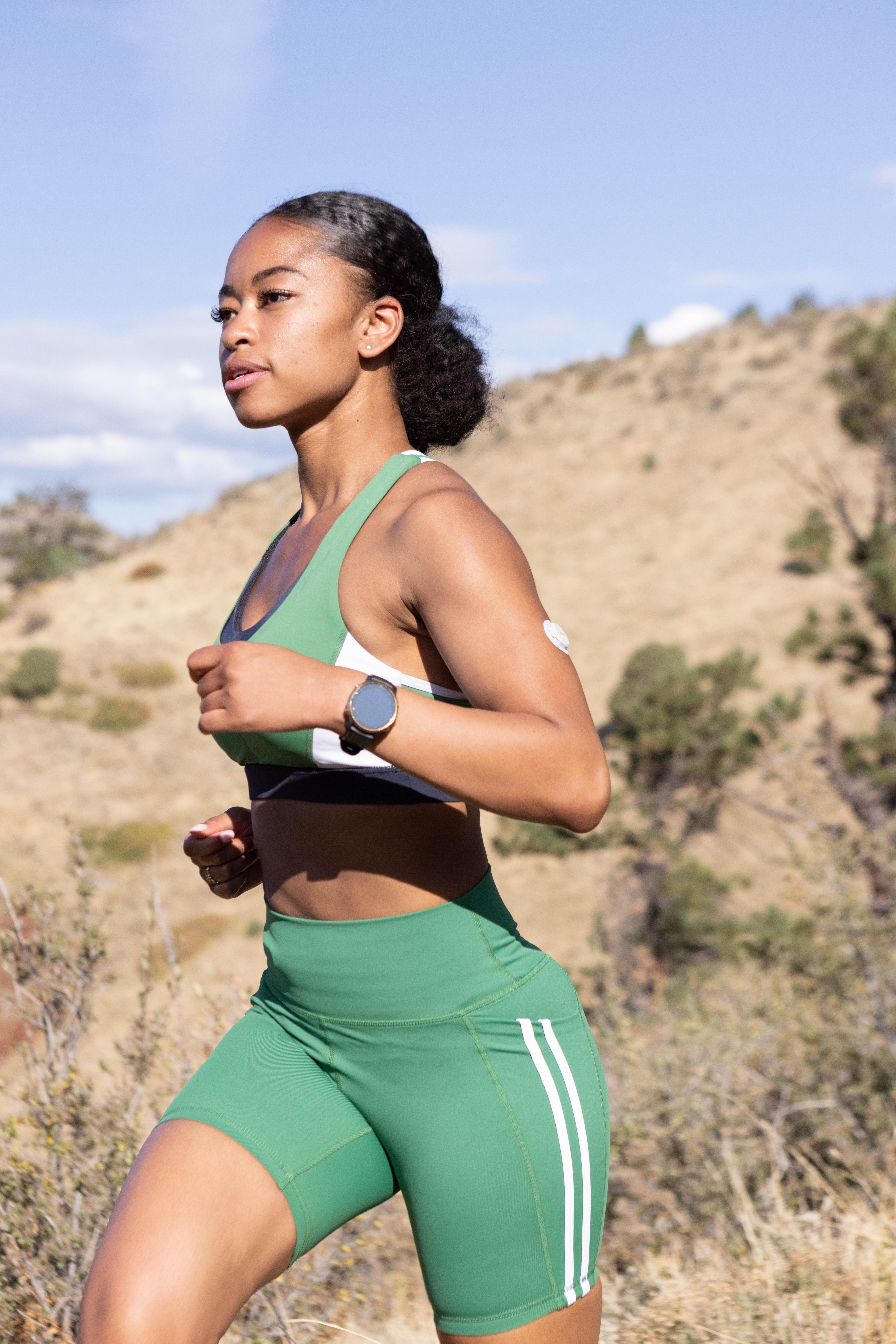 Eine joggende Frau, die das Dexcom G7 trägt
