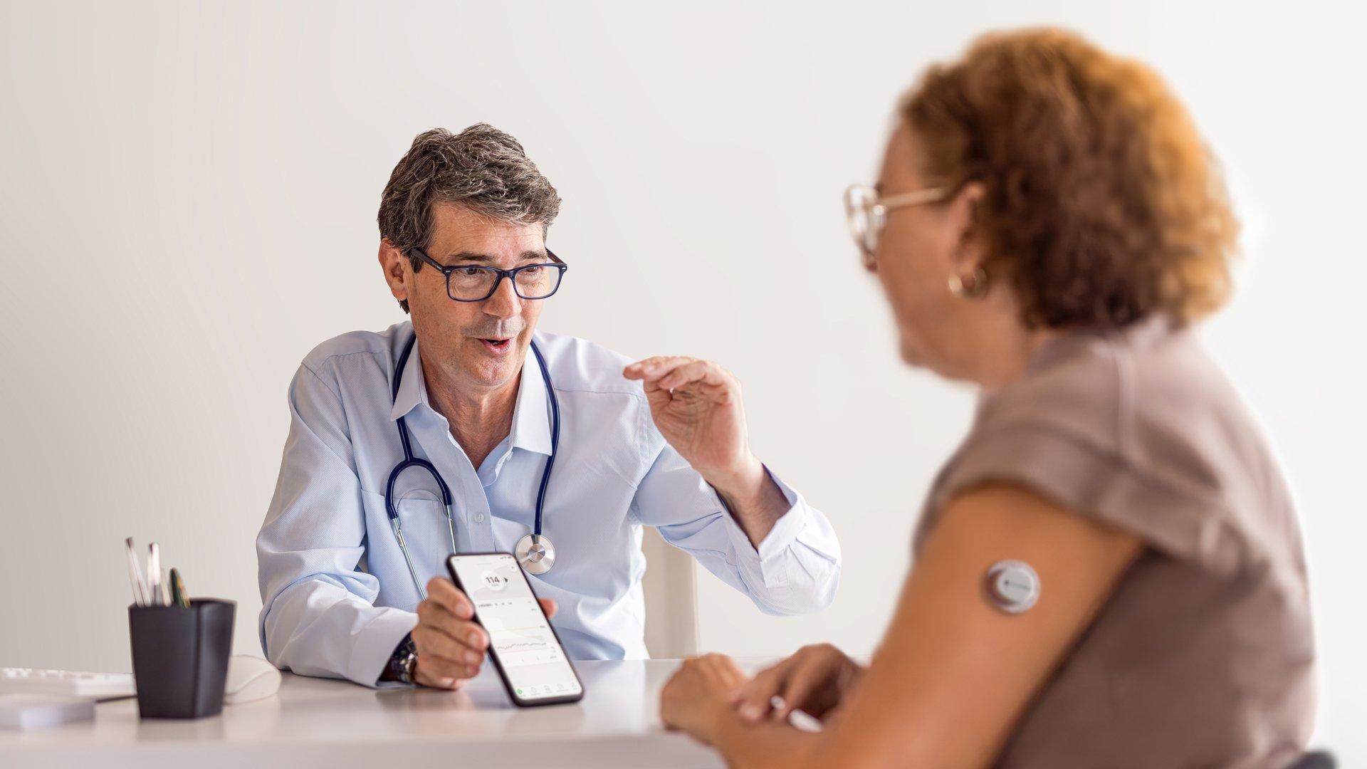Ärztliche Beratung zu kontinuierlicher Glukosemessung mit Dexcom Flex bei Menschen mit Typ‑2‑Diabetes in einer deutschen Arztpraxis