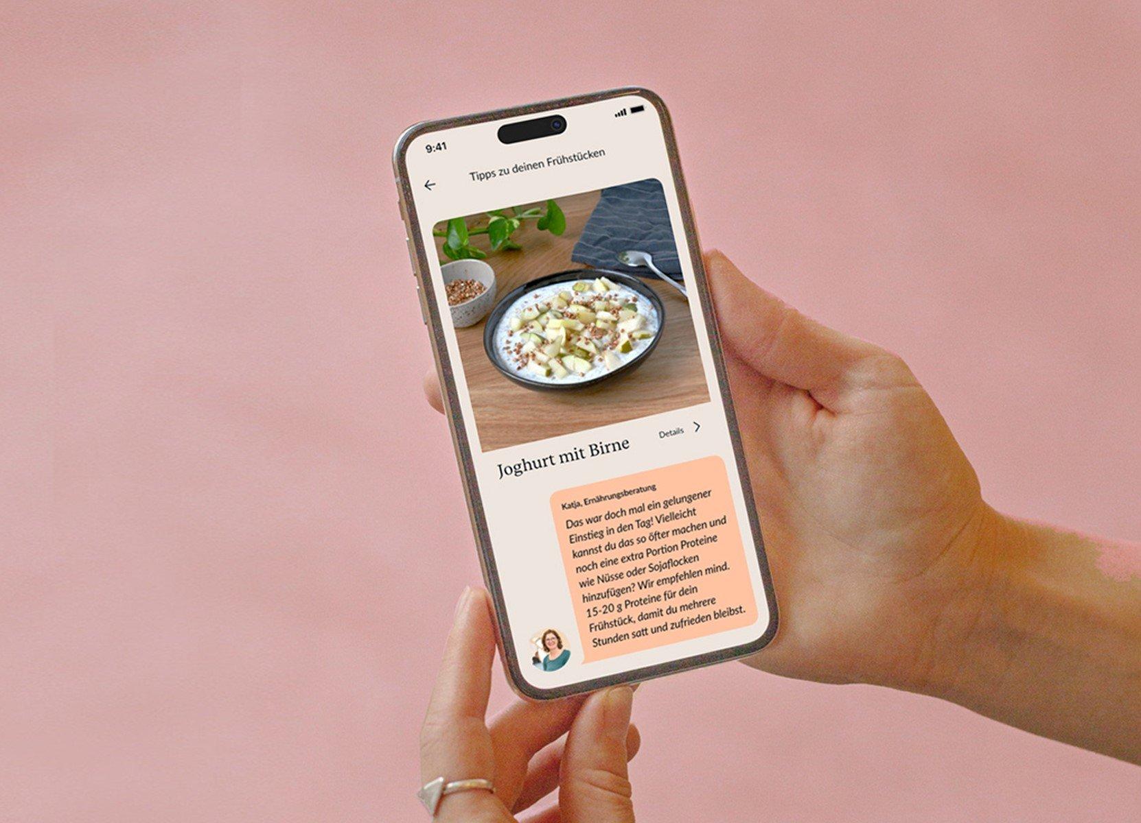 hand showing glucura app and a recommended recipe on how best to tackle the type 2 diabetes by using nutritious food.