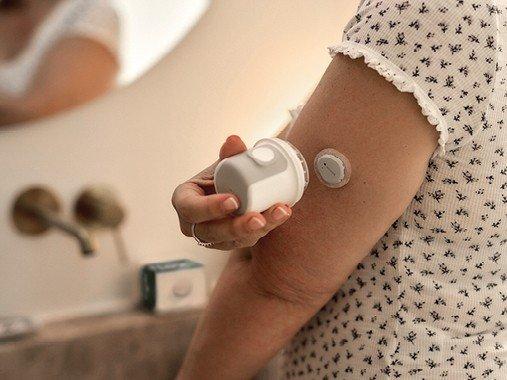 Anwendung des Dexcom Flex CGM‑Sensors am Oberarm bei einem Typ‑2‑Diabetes‑Patienten ohne Blutzuckermessen durch Fingerstechen