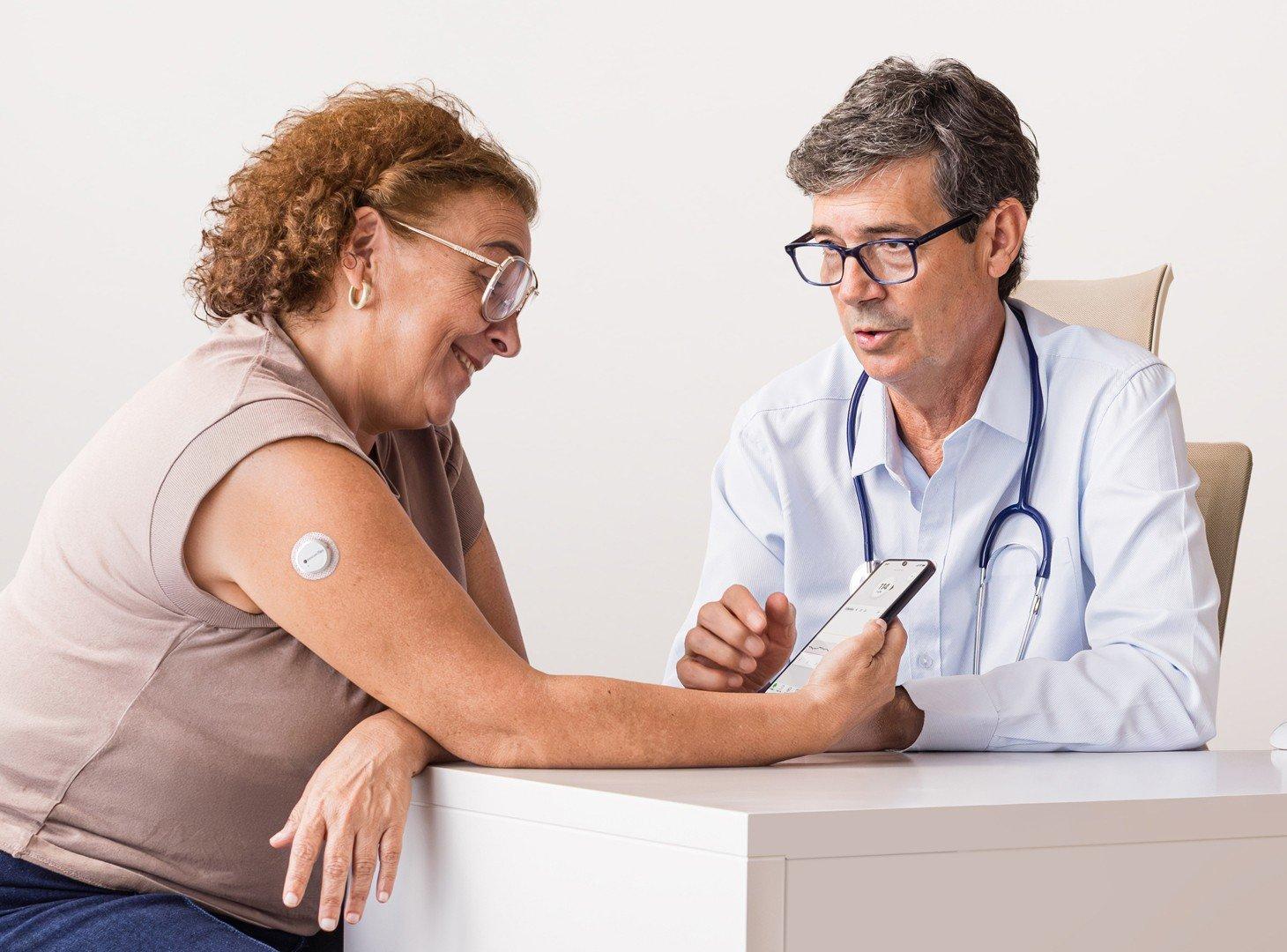 Hausärztliche Beratung zur kontinuierlichen Glukosemessung mit CGM bei einer Person mit Typ‑2‑Diabetes im Praxisalltag
