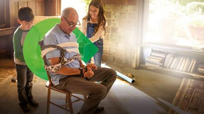 Eine Person sieht auf die Smartwatch mit einem Dexcom Messgeraet am Arm