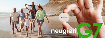 Familie, die am Strand spazieren geht, mit einem überlagerten Bild einer Hand, die einen Dexcom G7 Sensor hält