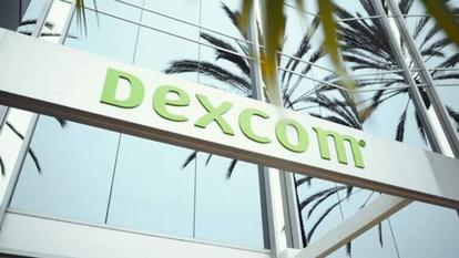 Stiklinio biurų pastato su "Dexcom" ženklu per vidurį priekis