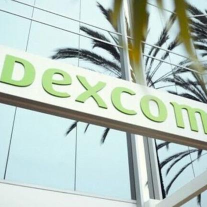 Dexcom nosaukums uz biroja ēkas