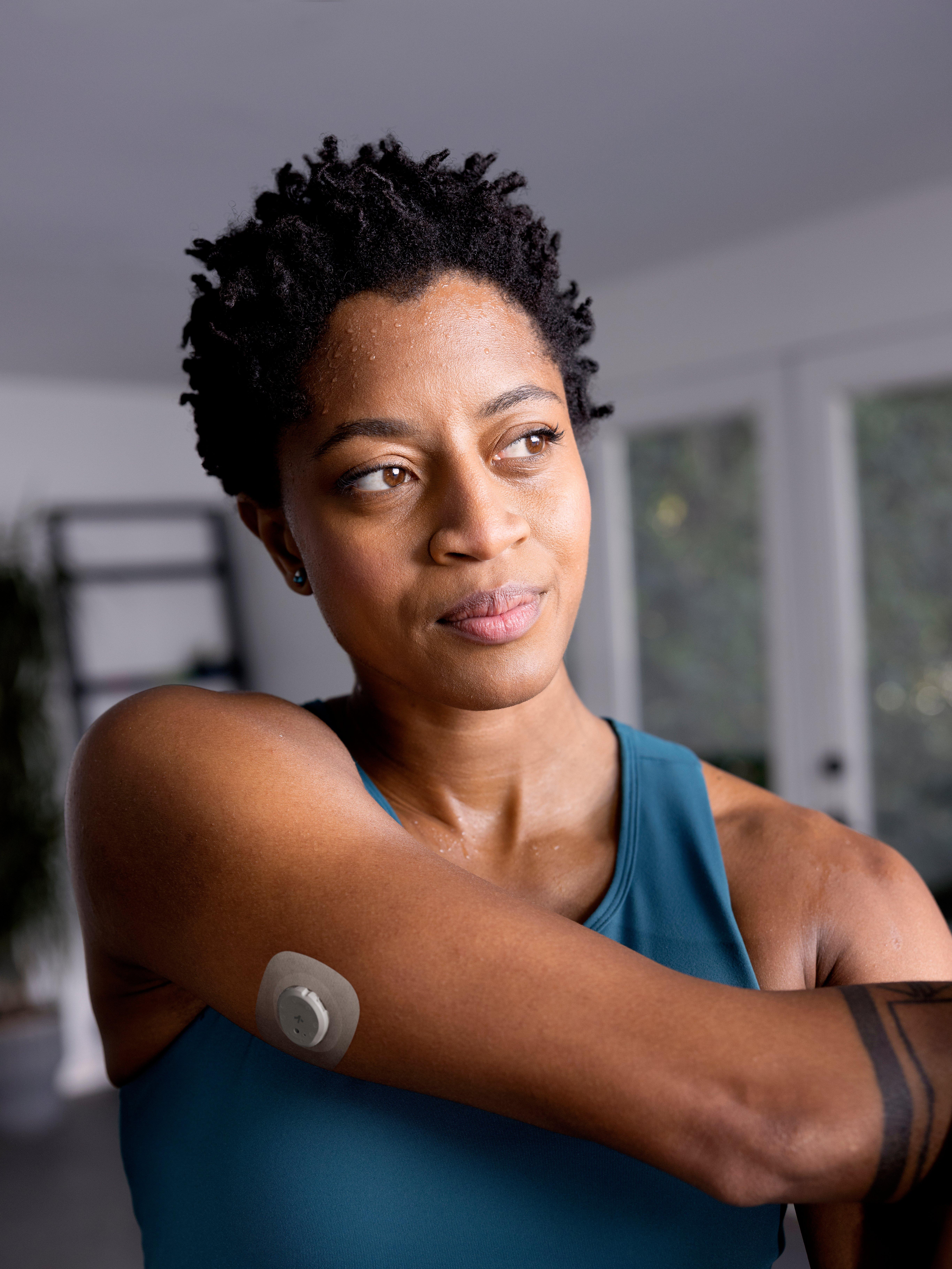 woman playing pickleball and wearing stelo