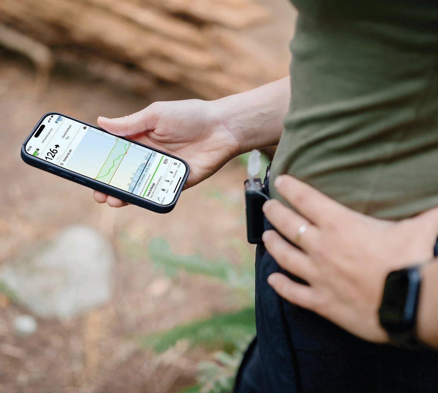 Se promener dans les bois et consulter les données d'une application pour smartphone