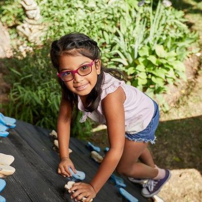 Dexcom Warrior Chloe grimpe et joue dans le parc pour enfants