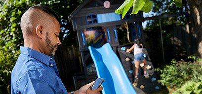 Surveillance à distance, possibilité de voir le taux de glucose de l'enfant sur le téléphone des parents.