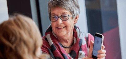 Dexcom Warrior Suzanne montre à son ami l'application dexcom g6 sur son téléphone.