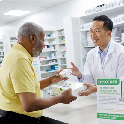 Un pharmacien distribuant des fournitures Dexcom G6 à une personne vivant avec le diabète