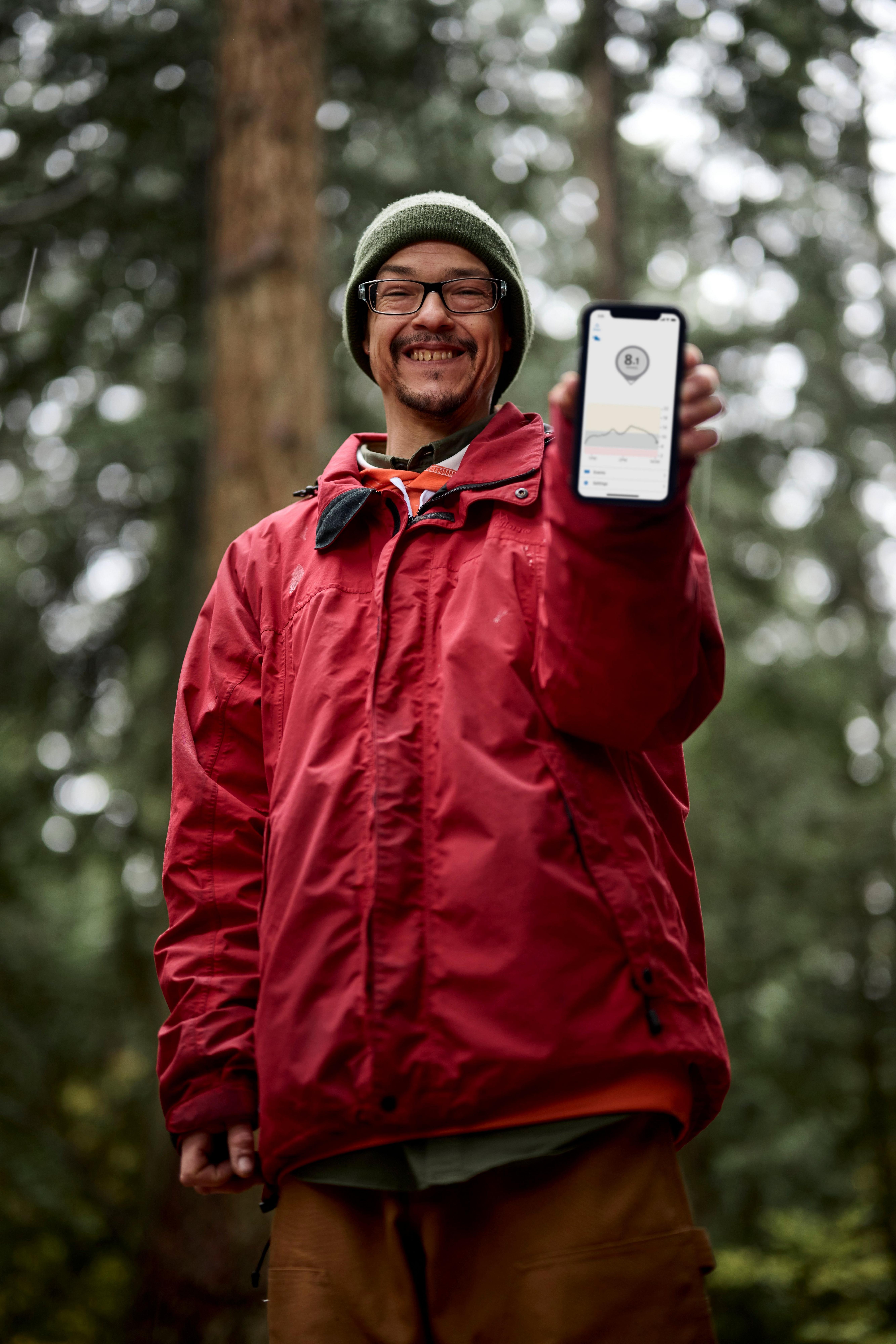 Dexcom warrior Charles holding a smartphone with the Dexcom G6 app