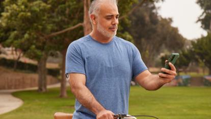 Cycliste portant un capteur Dexcom et vérifiant son taux de glucose grâce à l'application