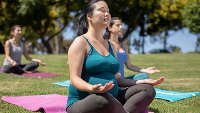 Nėščia moteris, užsiimanti joga dėvėdama "dexcom" jutiklį