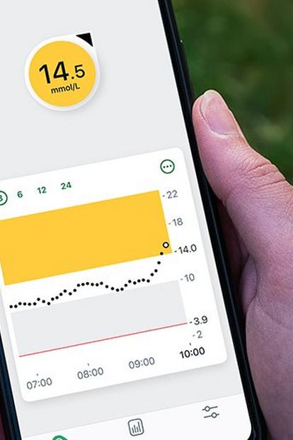 Person holding a receiver with cgm data displayed
