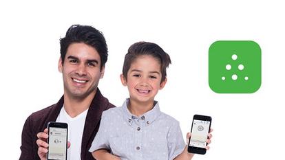 Usmievajúci sa muž a chlapec držiaci smartfóny s aplikáciou Dexcom na obrazovke