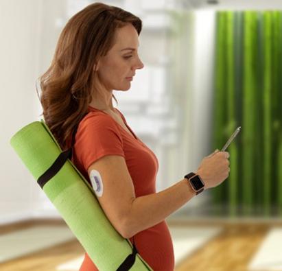 gravid kvinne med sensor