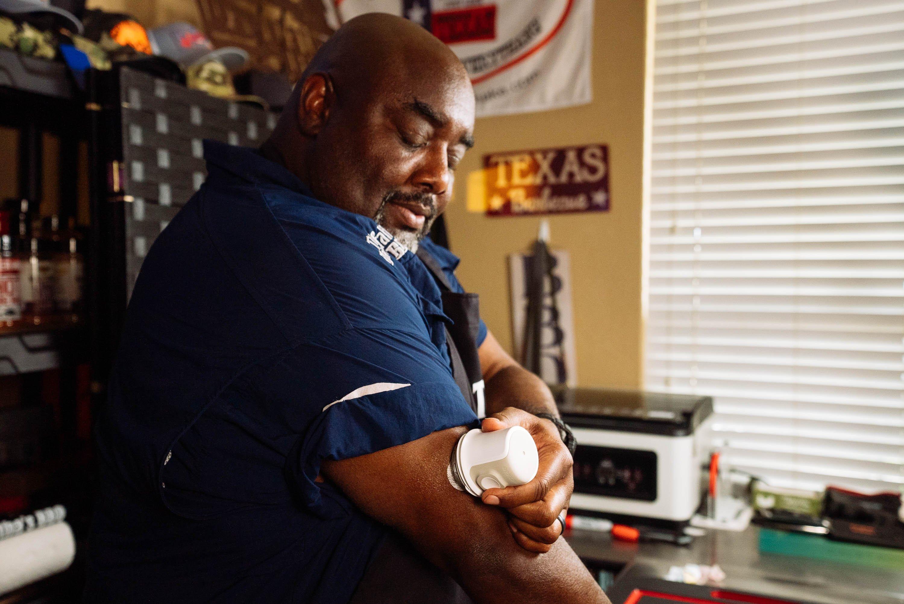 Man showcasing the easy to use Dexcom G7 inserting tool