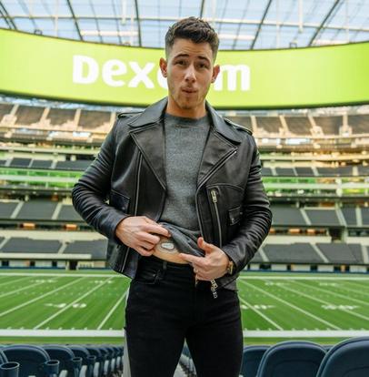 nick jonas wearing dexcom