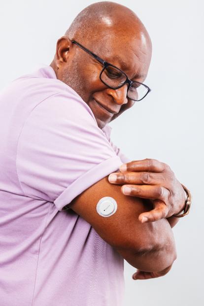 man wearing g7 sensor on arm