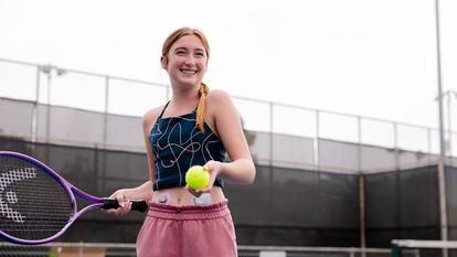 Tennis spielendes Mädchen mit Omnipod und Dexcom auf dem Unterleib