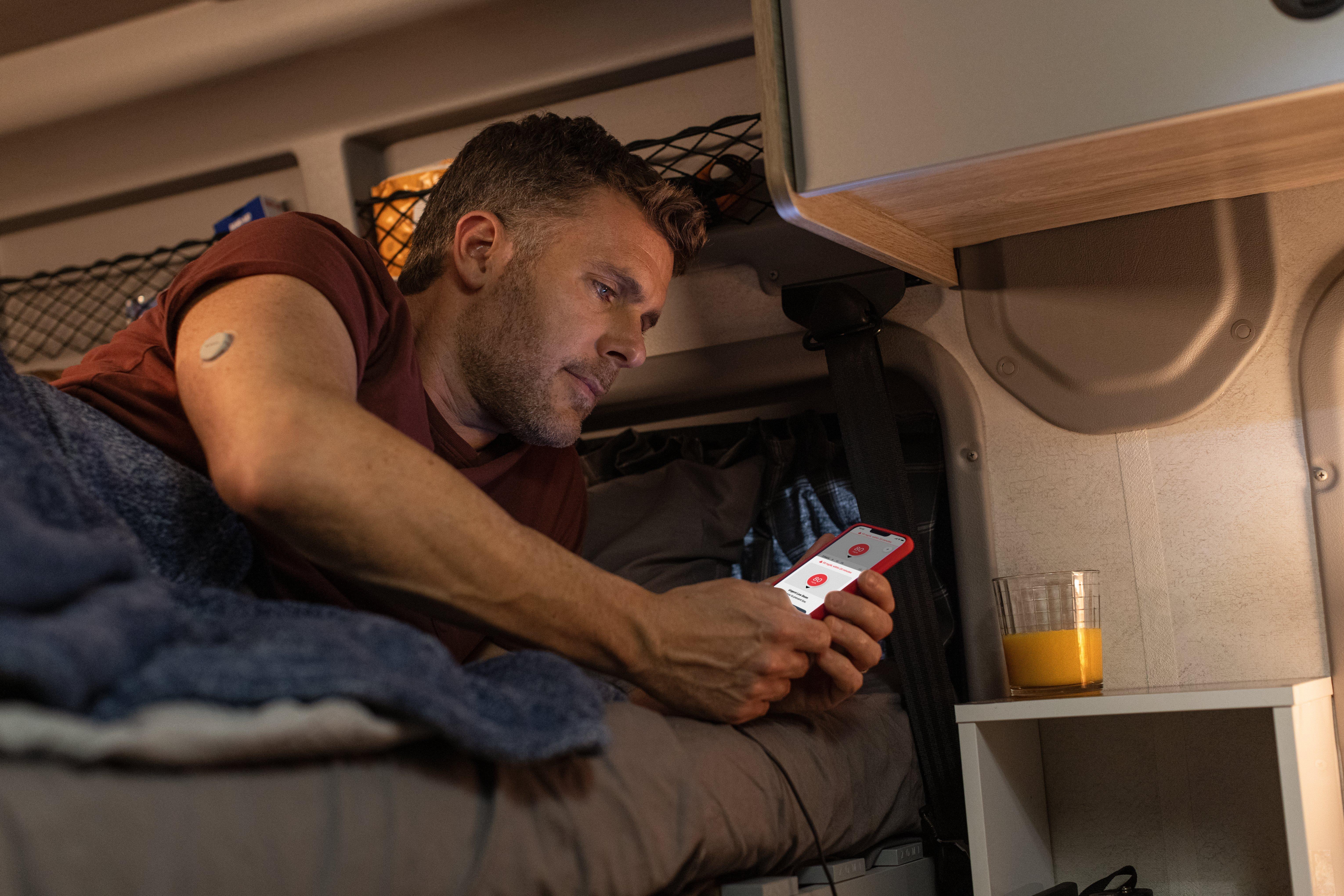 un parent inquiet vérifie l'état d'un enfant pendant la nuit