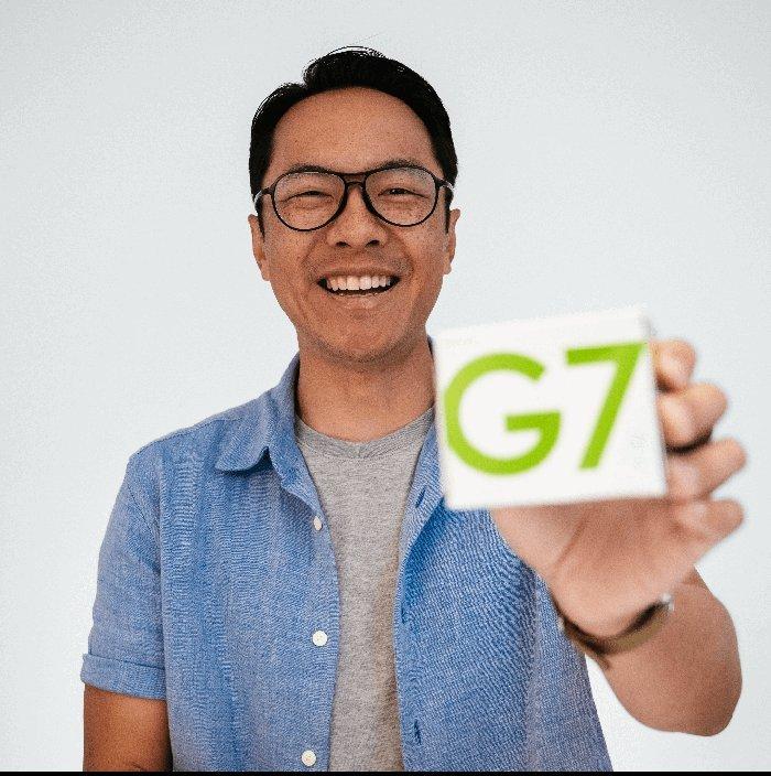 man holding g7 product box