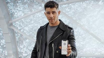 Nick Jonas showing smartphone with dexcom g6 app [video]