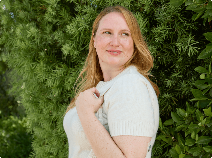 Woman wearing Stelo sensor looking to her left