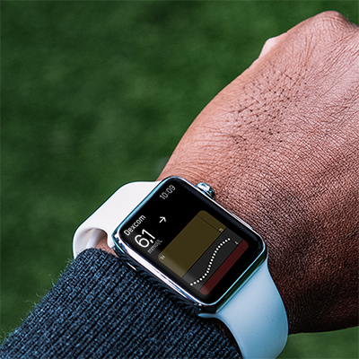 Montre intelligente affichant les données de glucose et leur tendance sur l'application Dexcom G6