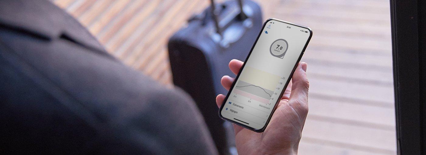 Dexcom Warrior Max Domi regarde ses données de glycémie sur l'application Dexcom G6 avant de partir en voyage.