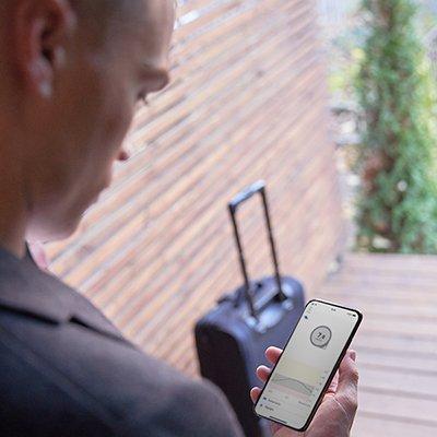 Dexcom Warrior Max Domi regarde ses données de glycémie sur l'application Dexcom G6 avant de partir en voyage.