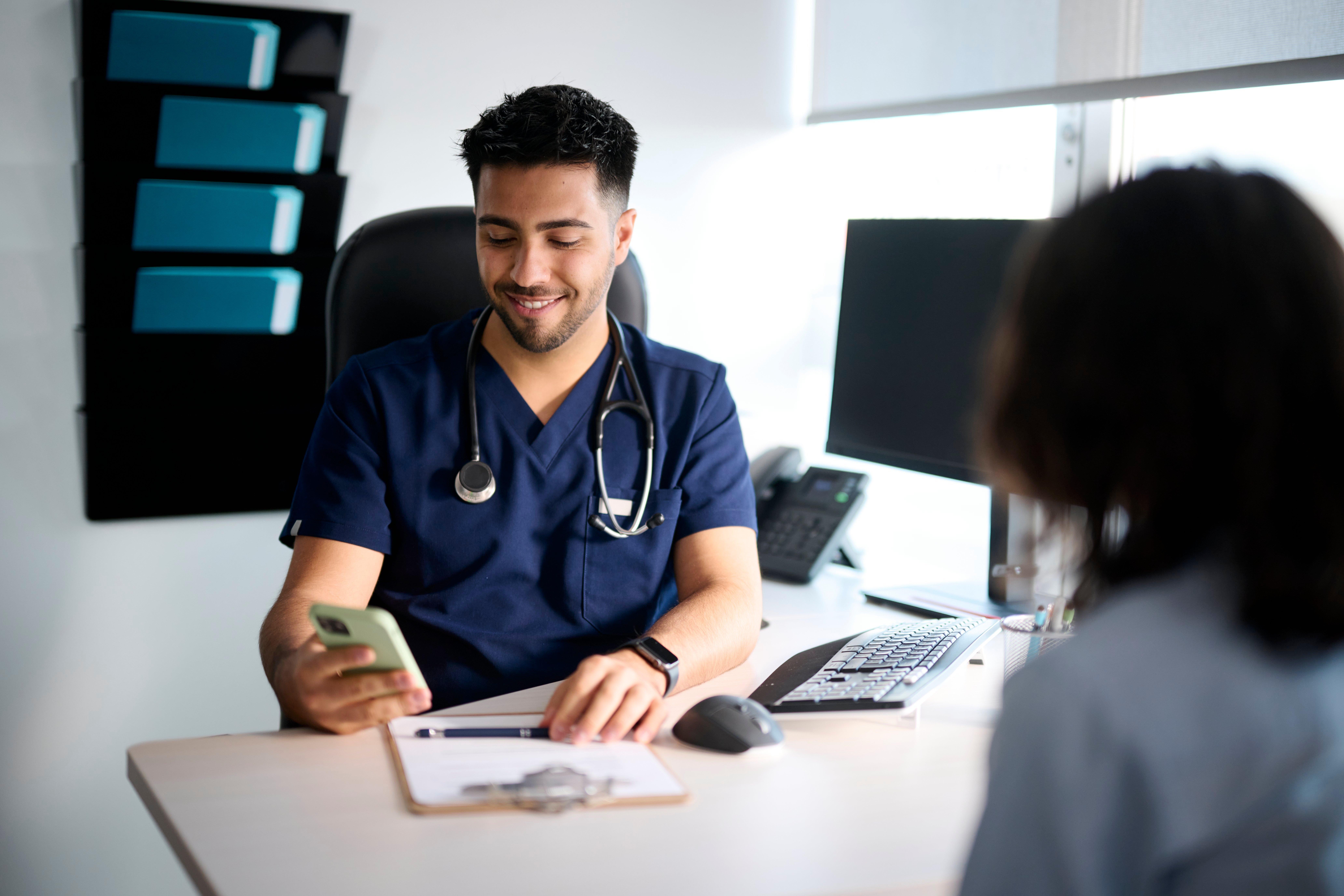 Dexcom Warrior souriant à l'application de SCG Dexcom sur son smartphone