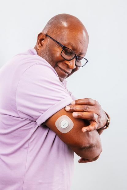 man wearing g7 sensor on arm