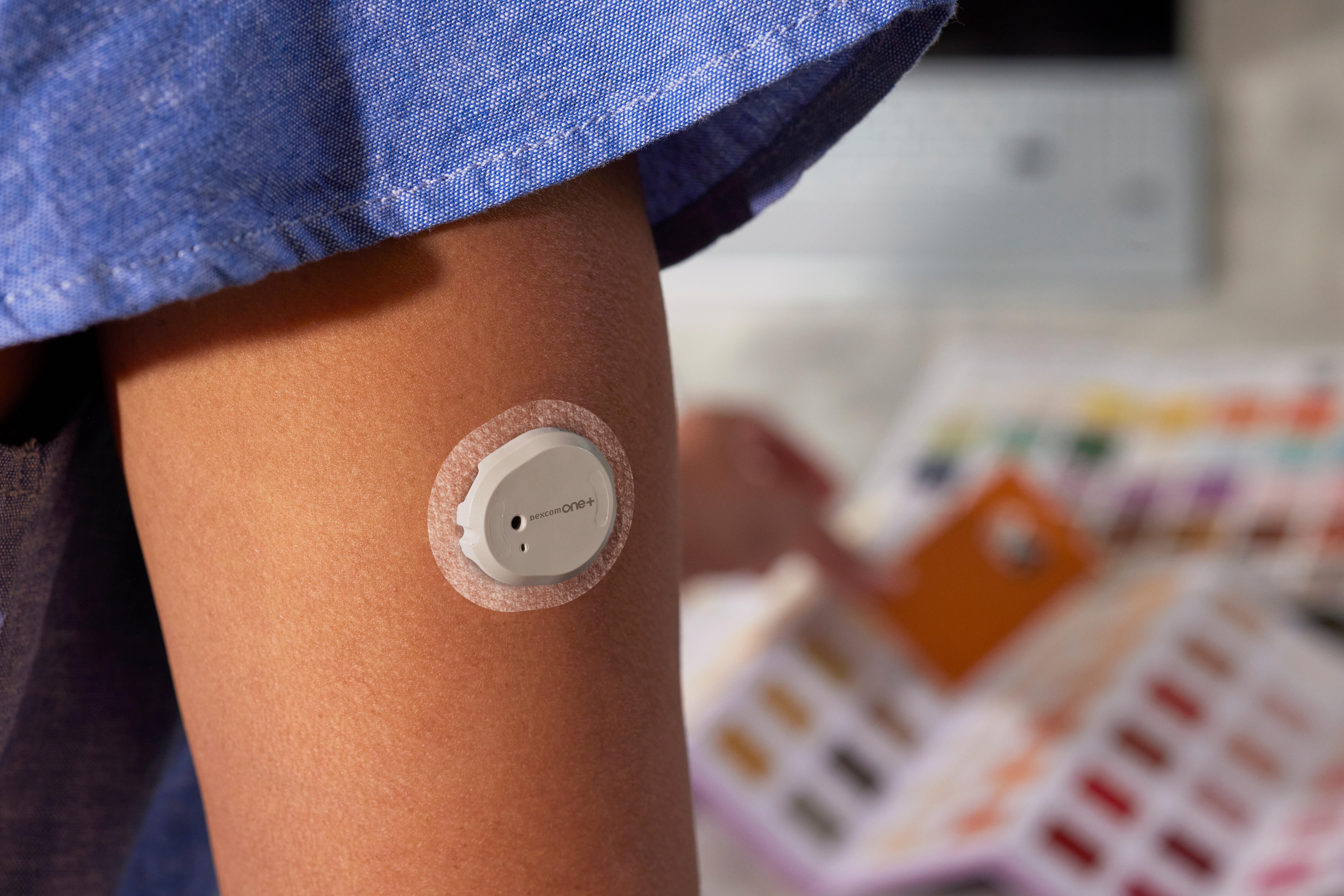 Сензор Dexcom ONE в областта на корема