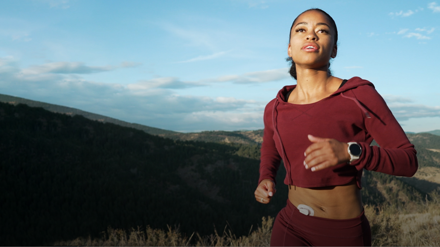 Vrouw jogt terwijl ze de Dexcom G6-sensor draagt