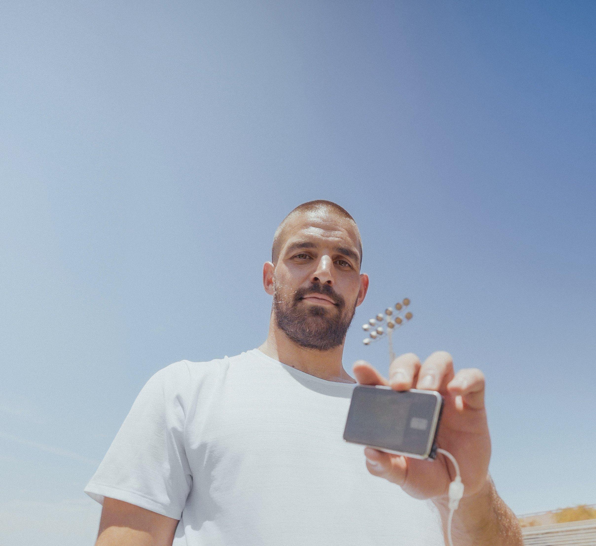 Man met slim apparaat