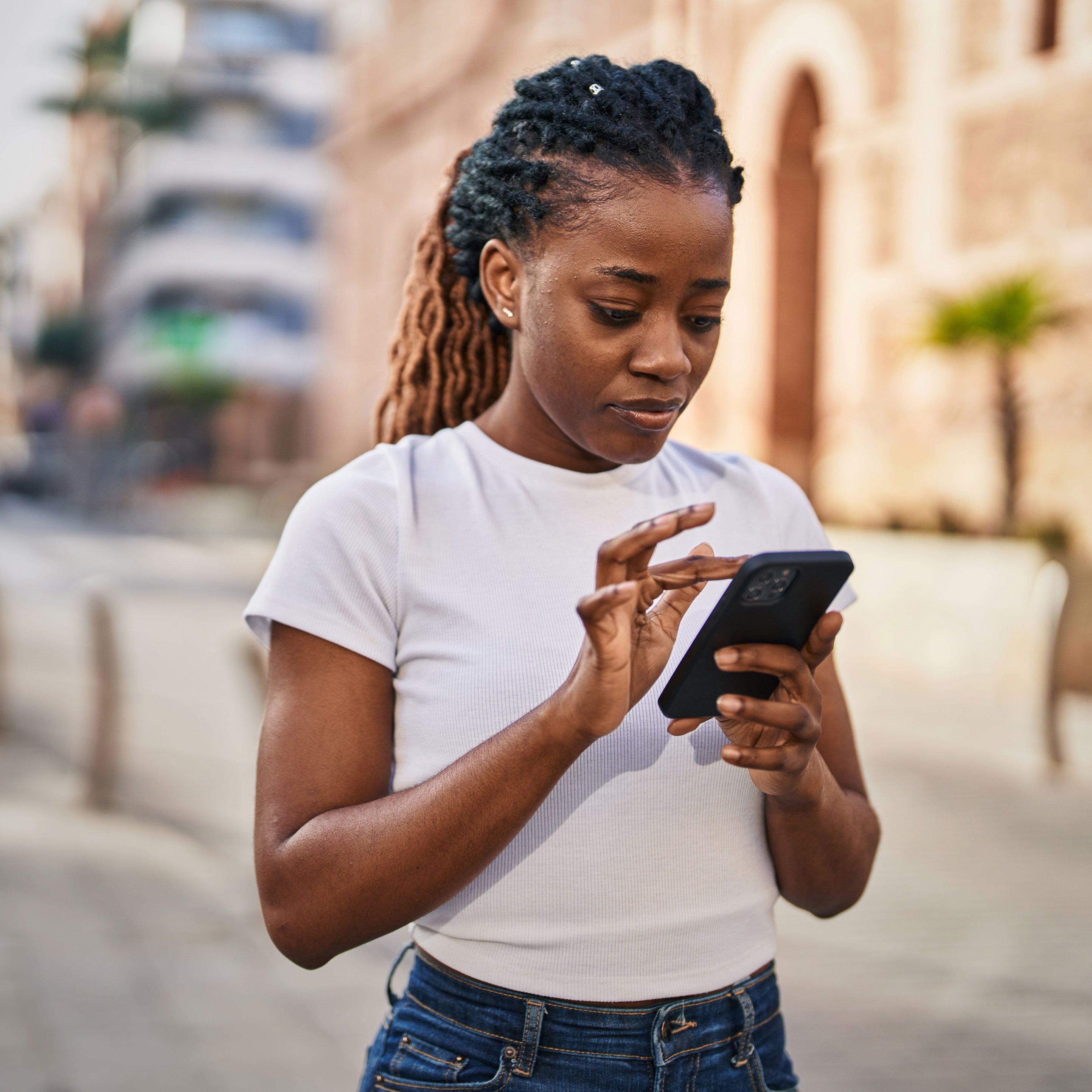 Person checking blood sugar levels on an IPhone App