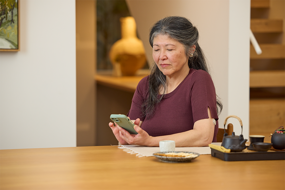 Clarityのデータをスマホで確認する患者