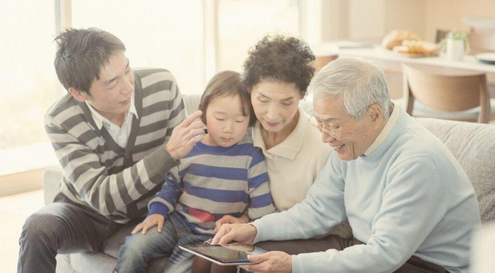 スマートデバイスのdexcom g7アプリを見る家族