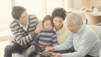 スマートデバイスのdexcom g7アプリを見る家族
