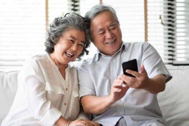 グルコース値を見直す老夫婦