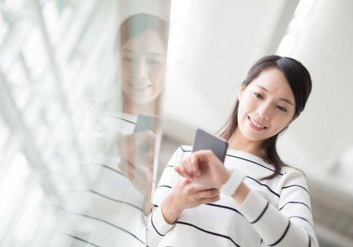 Dexcom G6のデータをスマホでチェックする患者