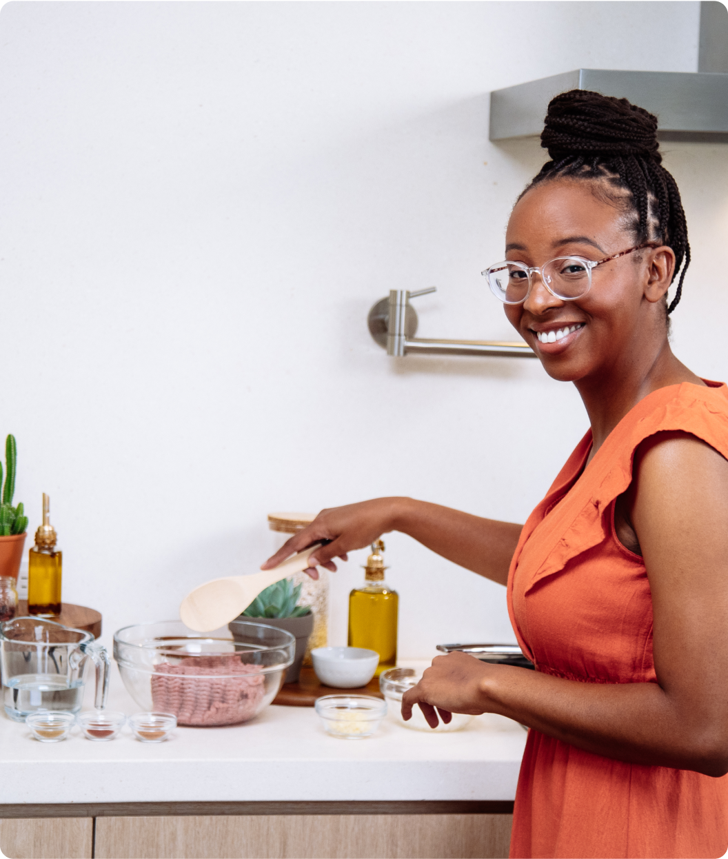 Biz Velatini  monitors her  glucose readings on her smart phone using Dexcom's CGM App