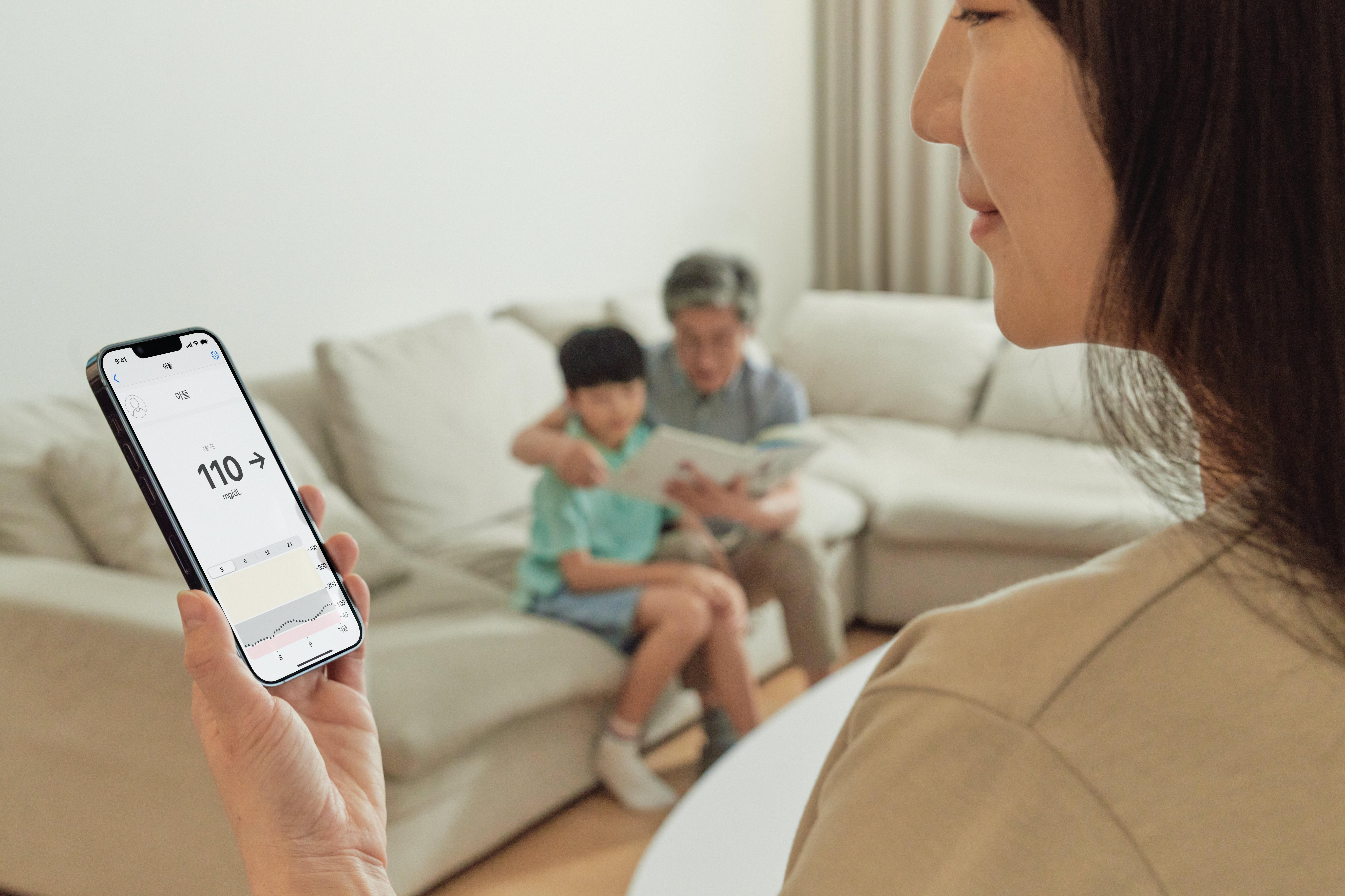 덱스콤 G7 센서로 춤을 추는 소녀