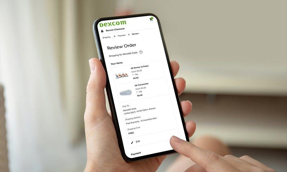 Смартфон със страница „Преглед на поръчката“ за продукти на Dexcom